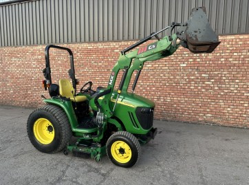 John Deere 3520 an MX Front Loader