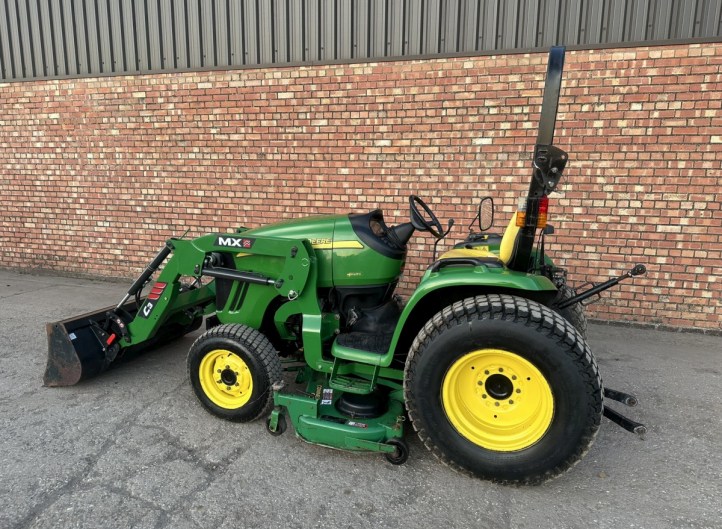 John Deere 3520 an MX Front Loader