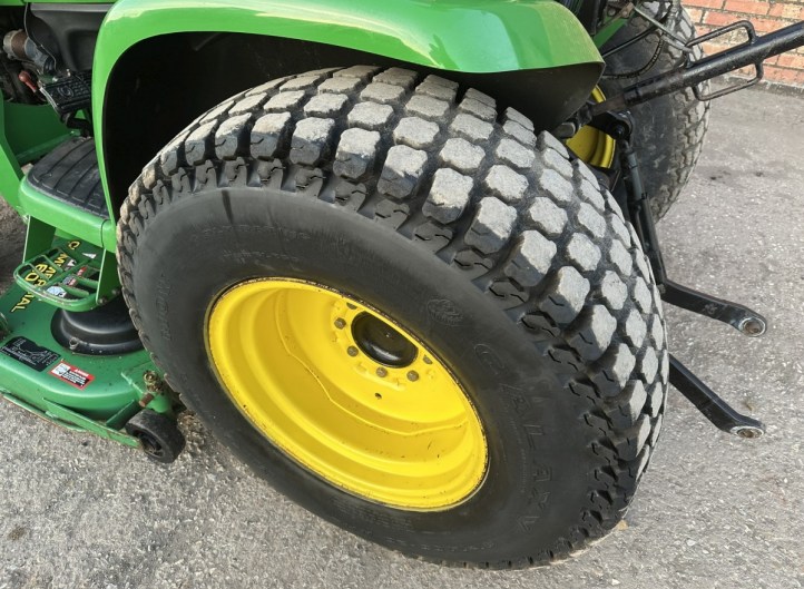 John Deere 3520 an MX Front Loader