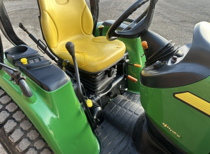 John Deere 3520 an MX Front Loader