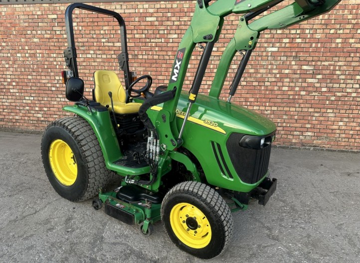 John Deere 3520 an MX Front Loader