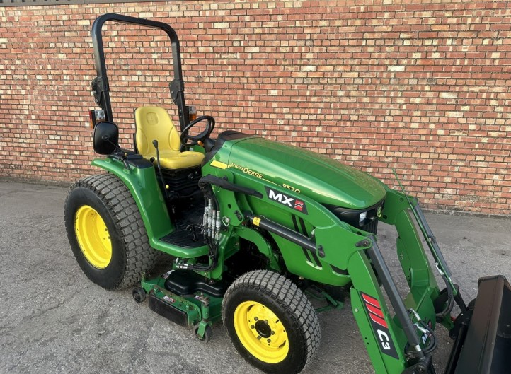 John Deere 3520 an MX Front Loader